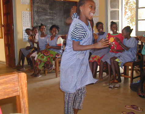 Afrikanische Schülerinnen haben Spaß im Unterricht